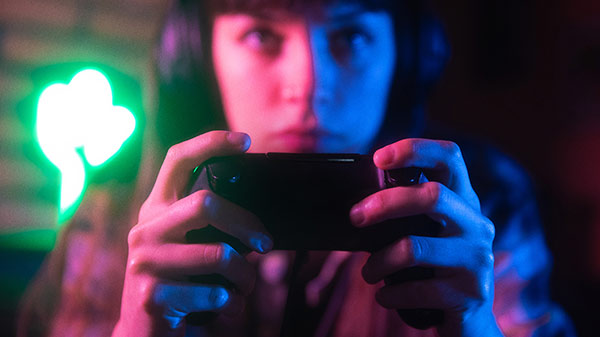 femme jouant à un jeu vidéo sur console